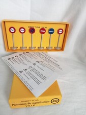 PANNEAUX DE SIGNALISATION DINKY TOYS - DANS SA BOITE - ETAT COMME NEUF