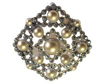 GOLD TONE FAUX PEARL AND HEMATITE VINTAGE MALTESE CROSS STYLE BROOCH PIN