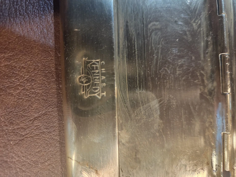 Estuches de cigarrillos vintage de latón madreperla también un CHAS. Estuche T KENNEDY. Foto 2 de 4