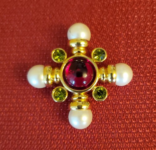Avon "Mogul" Malteserkreuz Pin Kunstperle, grüne Strasssteine und roter Cabochon