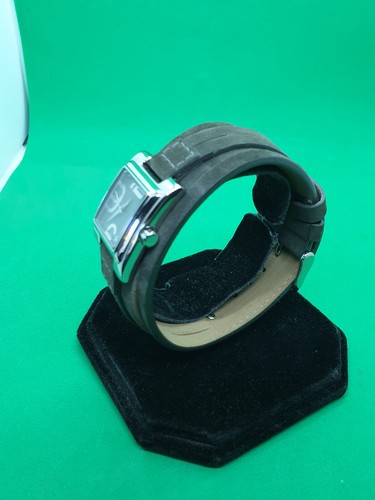 Reloj de vestir de acero tono plateado para damas, cara gris y correa de gamuza gris.#18. - Imagen 2 de 9