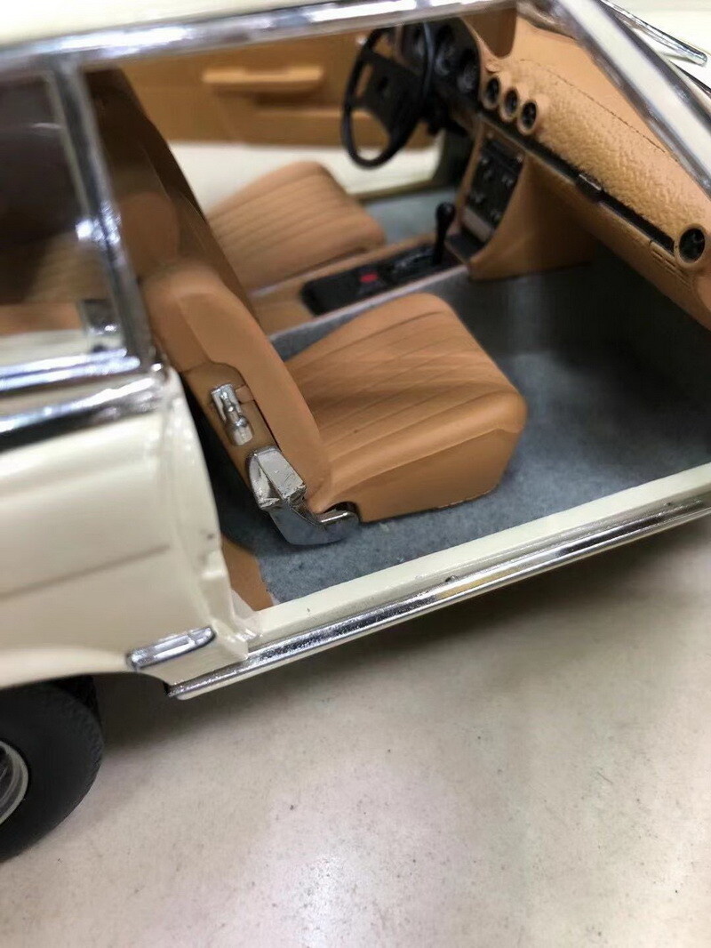 SunStar 1/18 Scale Mercedes Benz 350 SL Ivory Diecast car Model