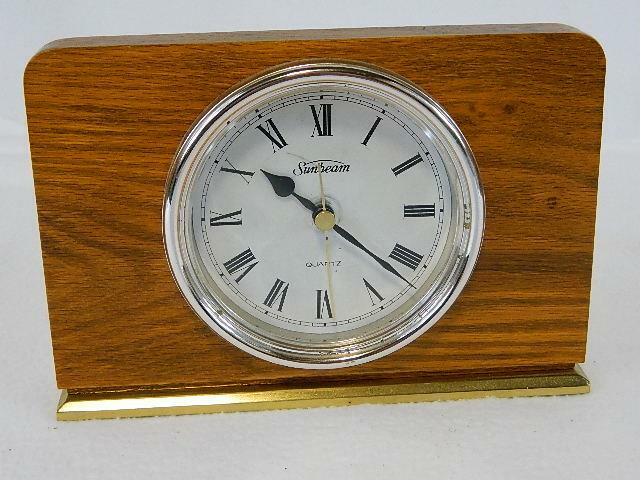 Sunbeam Model No 882-492 Quartz Wood Frame Mantle Desk Table Clock