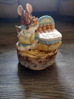 Beatrix Potter Hunca Munca Music Box Porcelain Mouse Figurine Cradle