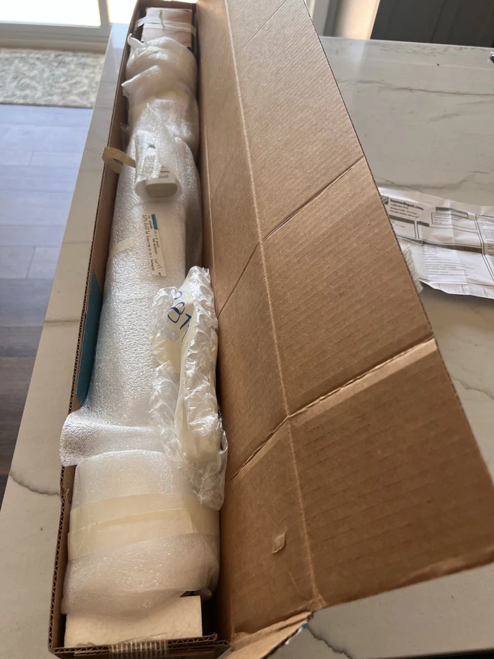 Las cortinas en capas alimentadas por batería Bali vienen con control remoto de doce canales. Foto 3 de 4