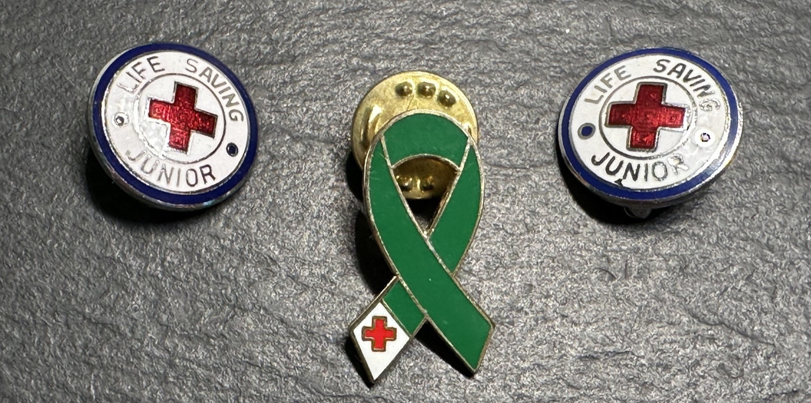 14 AMERICAN RED CROSS PINS : 200, HOME NURSING, LIFE SAVING JR+ H659