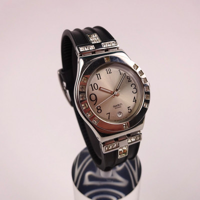 Swatch Irony Uhr Fancy Me YLS 430C silbernes Zifferblatt Edelsteinset schwarzes Kautschukband