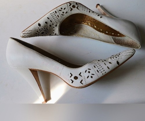 BCBG Girl's Beige Cut-Out Heel Pumps Size 7.5 - Picture 2 of 3