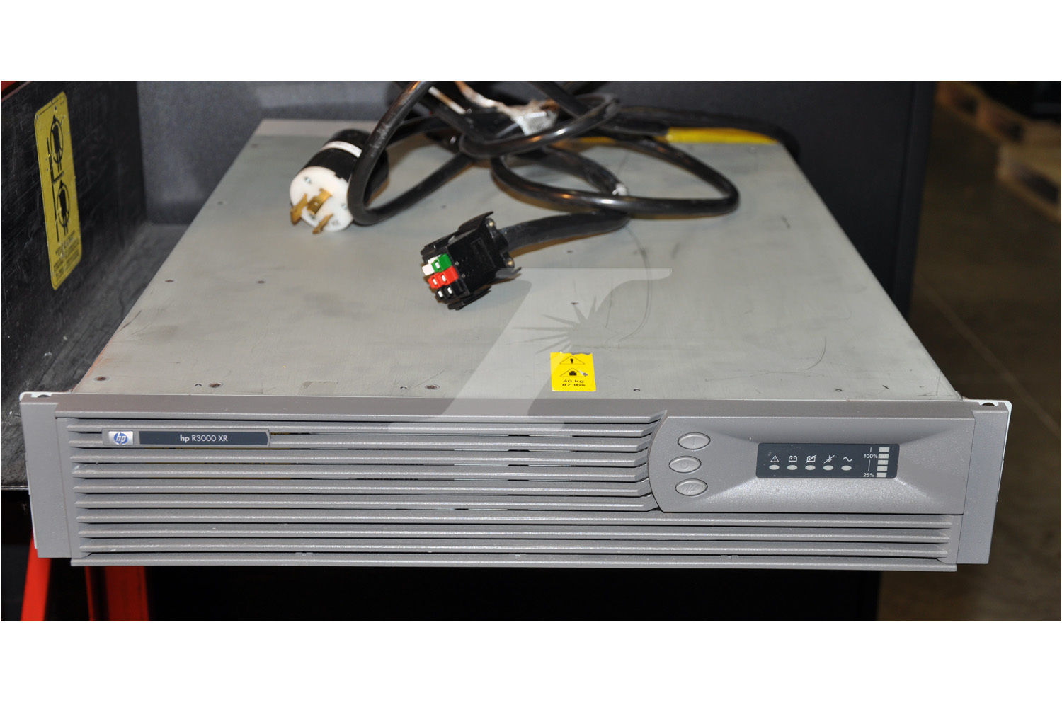 ... Array - j4367 70001 j4367a hp r3000 xr high voltage ups base no  batteries or rh