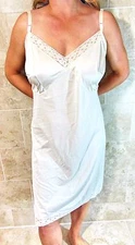 VANITY FAIR CLASSIC BEAUTY WHITE SEXY SLIPPERY NYLON LACY FULL SLIP 38 EVC