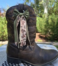 Western Ranch Cowboy Boot Bows Ornament. Green ivory tone. Purse charm cowgirl