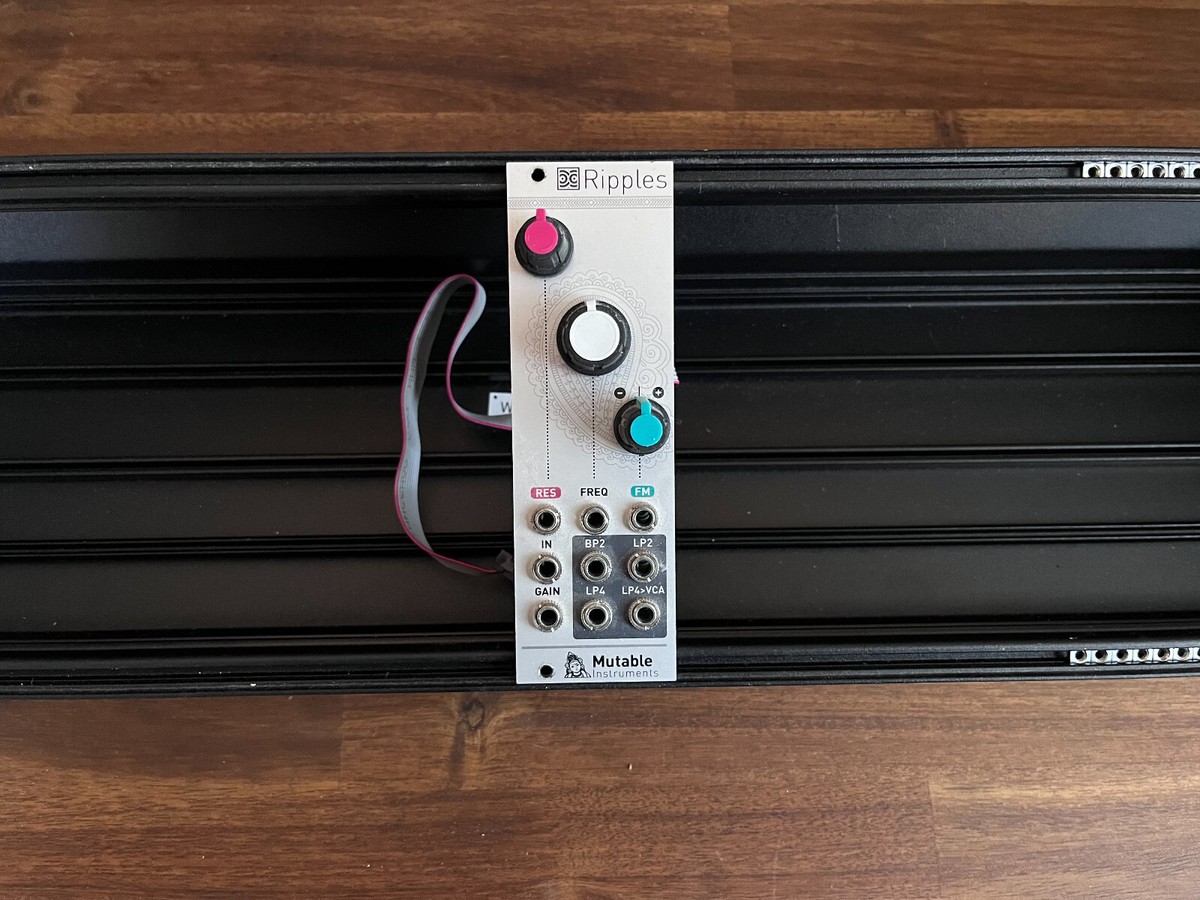 鍵盤楽器 Mutable Instruments Ripples Mutable Instruments Ripples v2 (Black Aluminum) – Momo Modular
