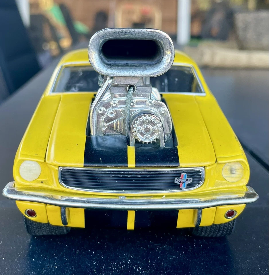 RARE 2003 1966 Ford Mustang GT 350 Muscle Machines Funline 1:24 Yellow/Black - Image 3 of 4