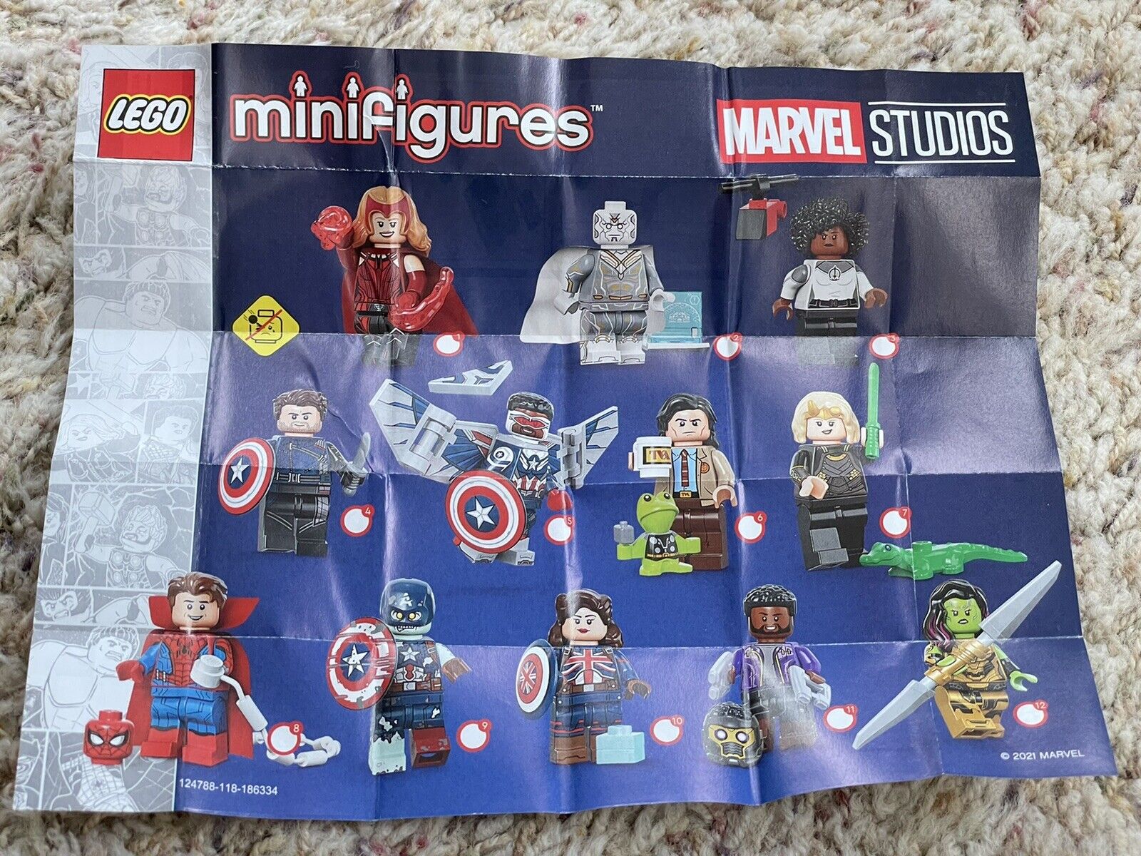 O desenhista lego minifigures 71031 marvel studios estatuetas detalhes do  modelo original para o presente da