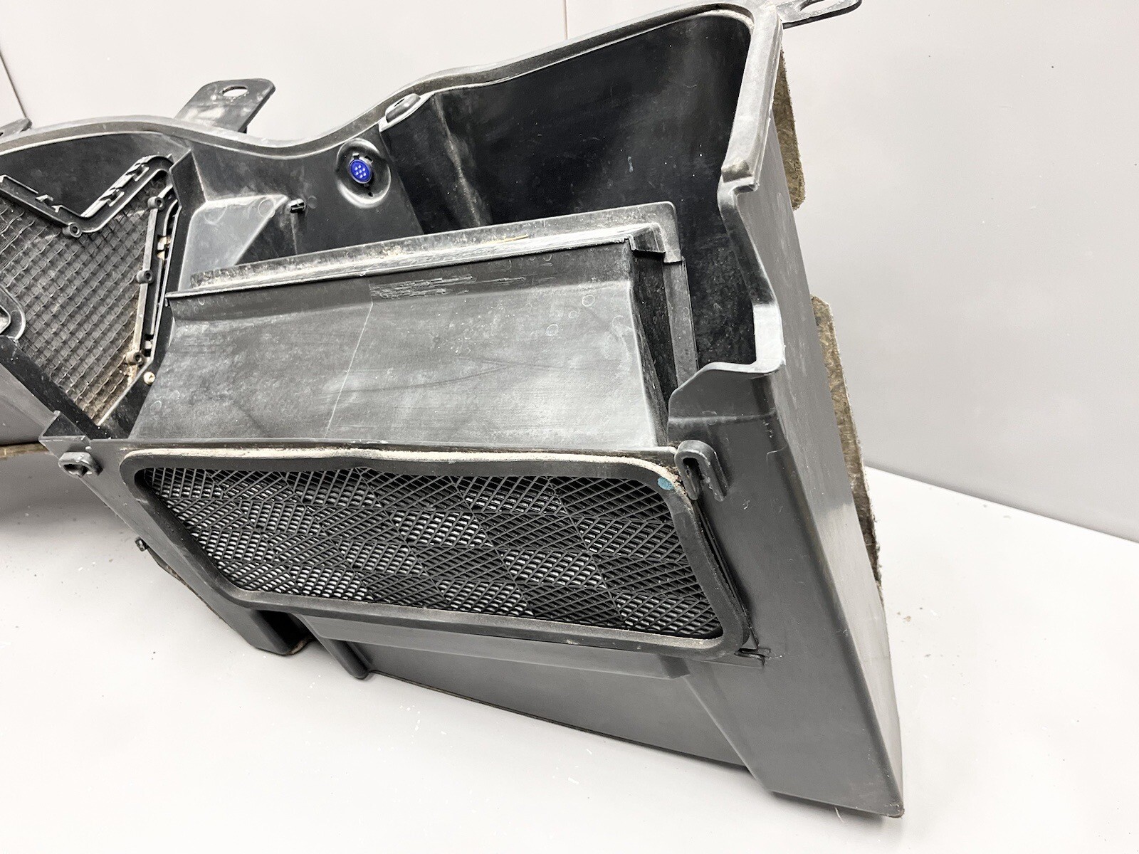 ⭐️2017-2020 MASERATI LEVANTE FRONT RIGHT COWL FACILITY TRAY BOX STORAGE OEM