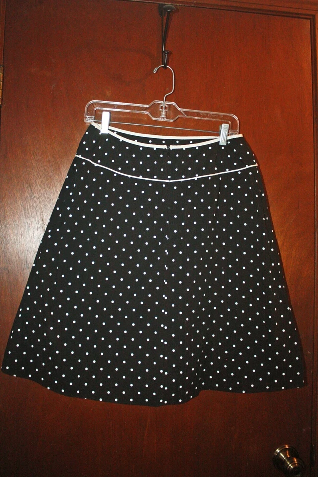 Falda línea A negra con lunares blancos NY & Co - talla 10 Foto 4 de 4