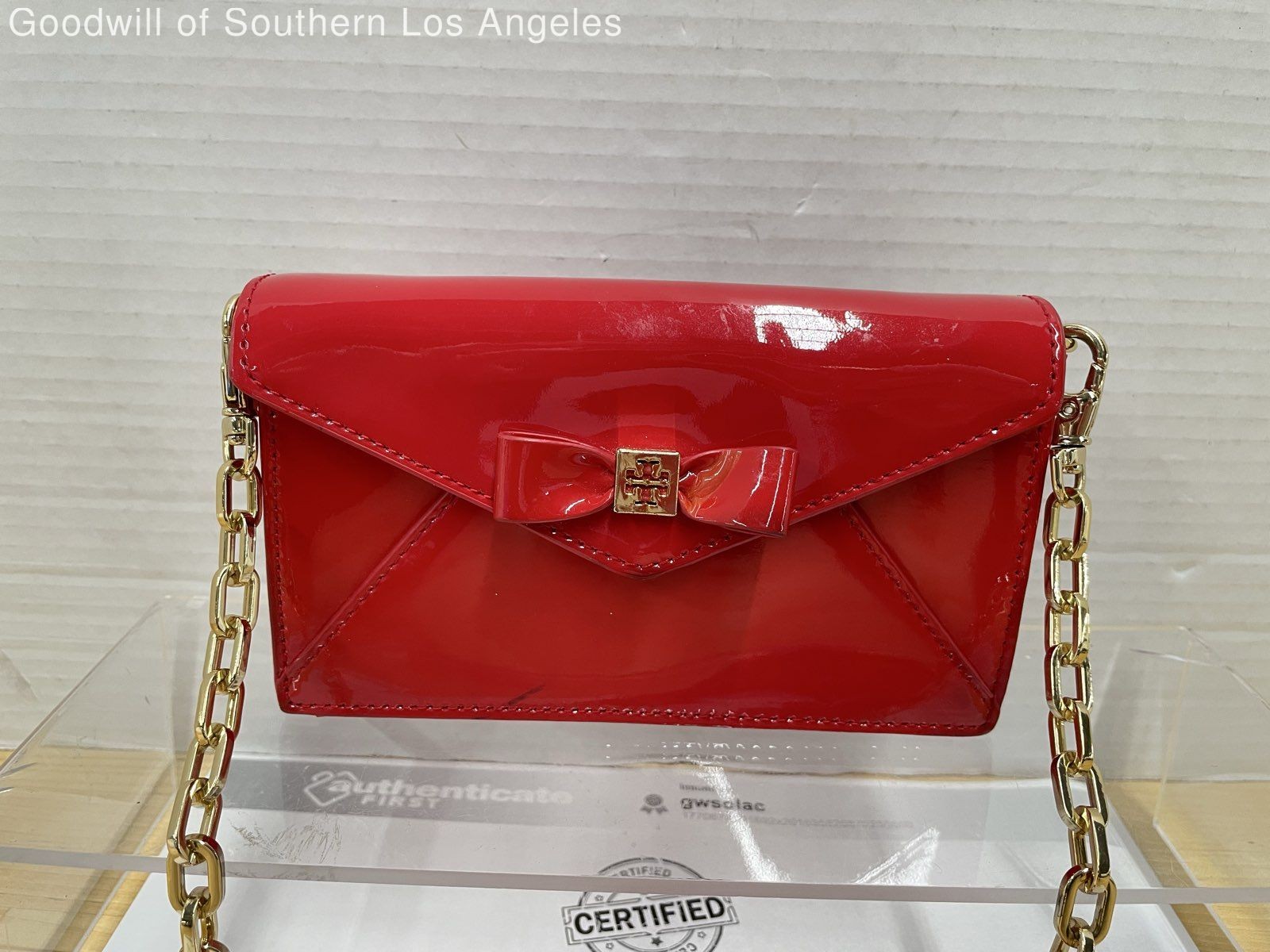 Tory Burch Red Patent Leather Envelope Crossbody Bag Bow Logo Gold Chain Strap thumbnail 2