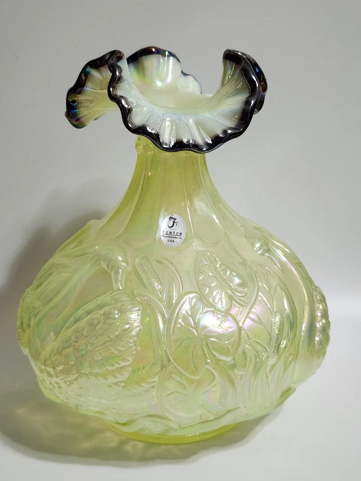 Fenton vaseline opalescent swan vase - Image 3 of 4