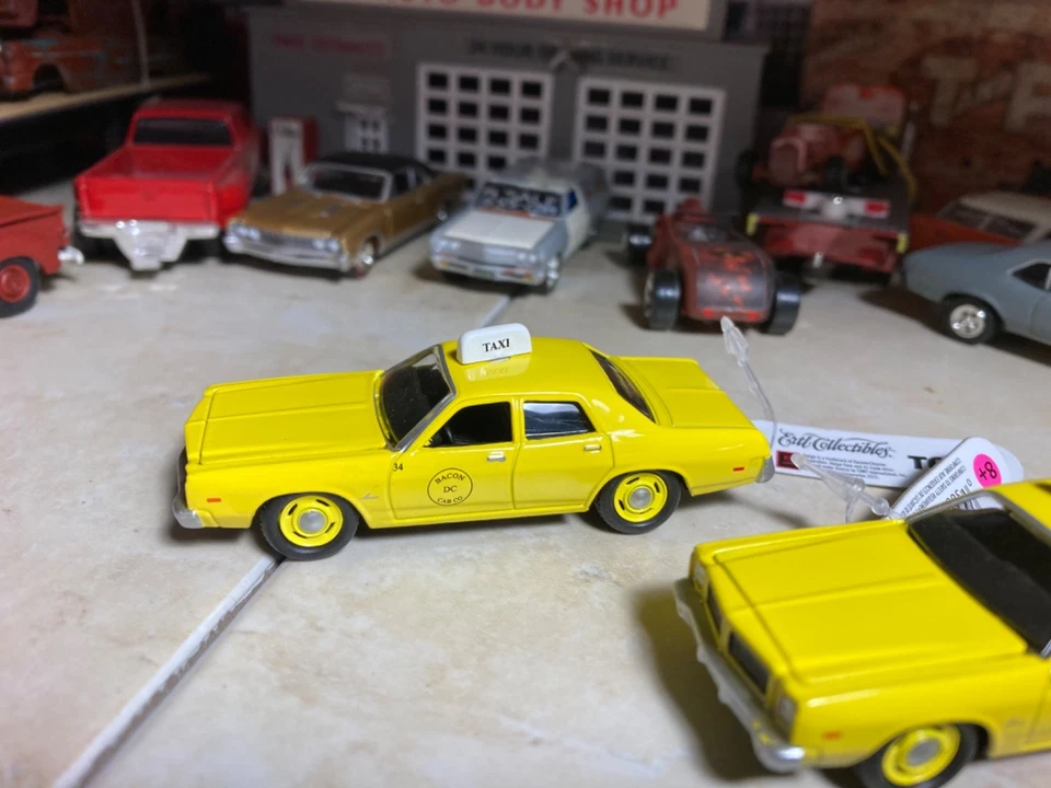 Lot of 3 Rare Johnny Lightning 1977 Dodge Monaco Taxi Cabs, 1/64 Scale - Image 4 of 4