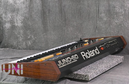 Roland JUNO-60 Analog synthesizer W/ Hard Case in Very Good condition - Picture 18 of 23