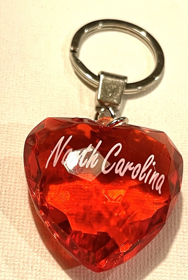 Red Translucent Acrylic Heart North Carolina Print Silver Tone Key Chain - Imagem 3 de 4