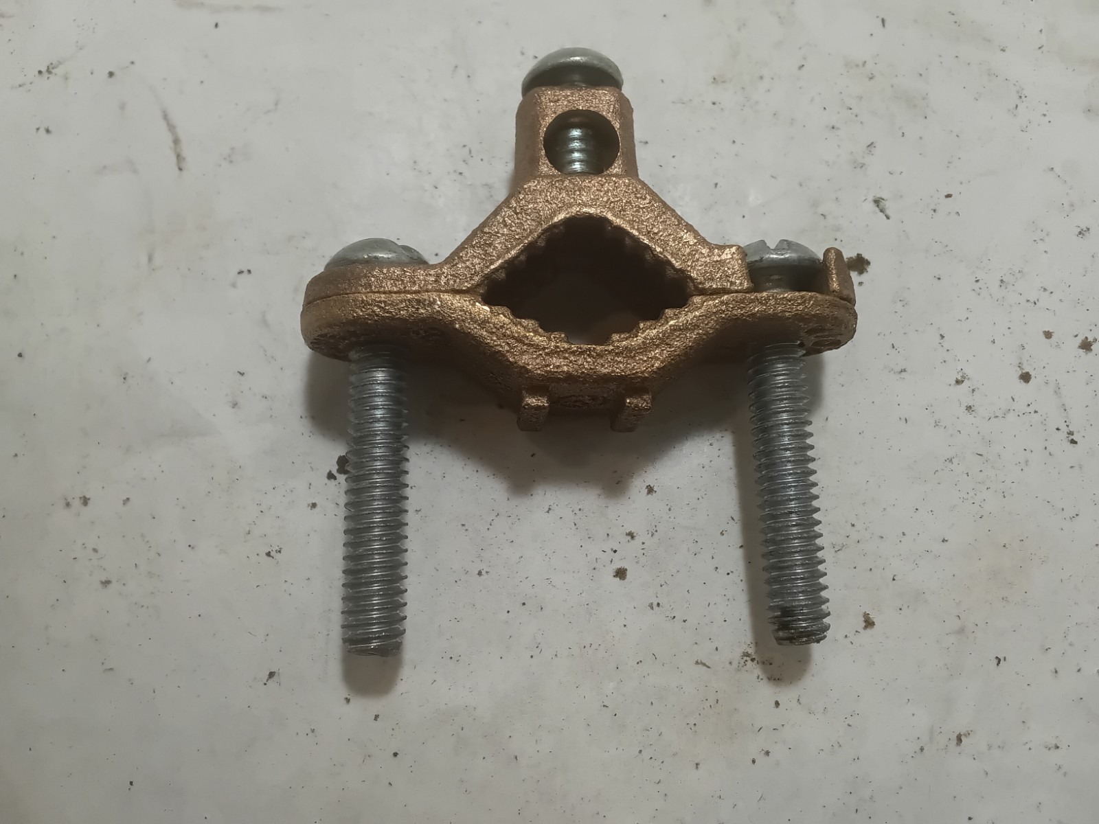 Lot of 8 Burndy C11 Bronze Grounding Clamp (H12A4)