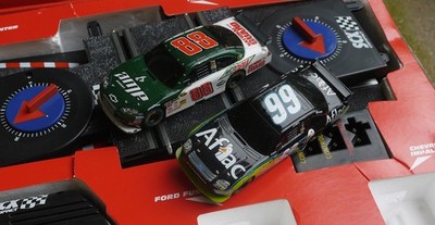ミニカー　NASCAR Earnhardt Racing Family SCX Compact Nascar Tri-Oval Speedway 1:43 Slot Racing Set #31650