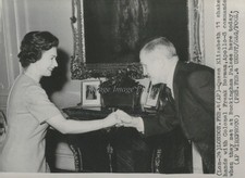 1969 Buckingham Palace Queen Elizabeth Colonel Frank Borman Wire Photo 5X7