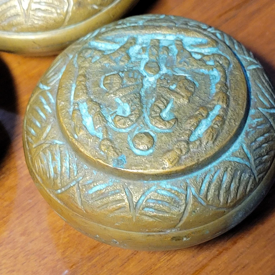 Antiguo 3 pomos de puerta de bronce salvamento victoriano ornamentado grande Eastlake PESADO Foto 3 de 4