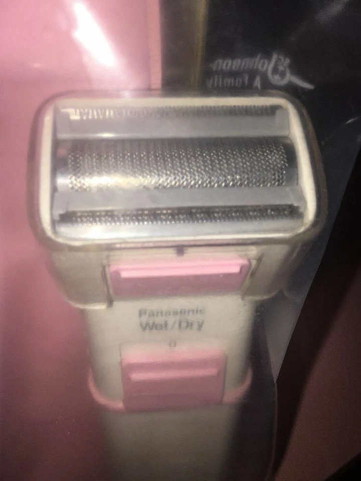 Afeitadora recargable para mujer Panasonic Close Curves húmeda/seca Foto 3 de 3