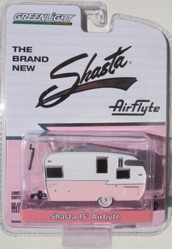 Greenlight Hitch & Tow Shasta 15' Airflyte Camper 1:64 pink & weiß