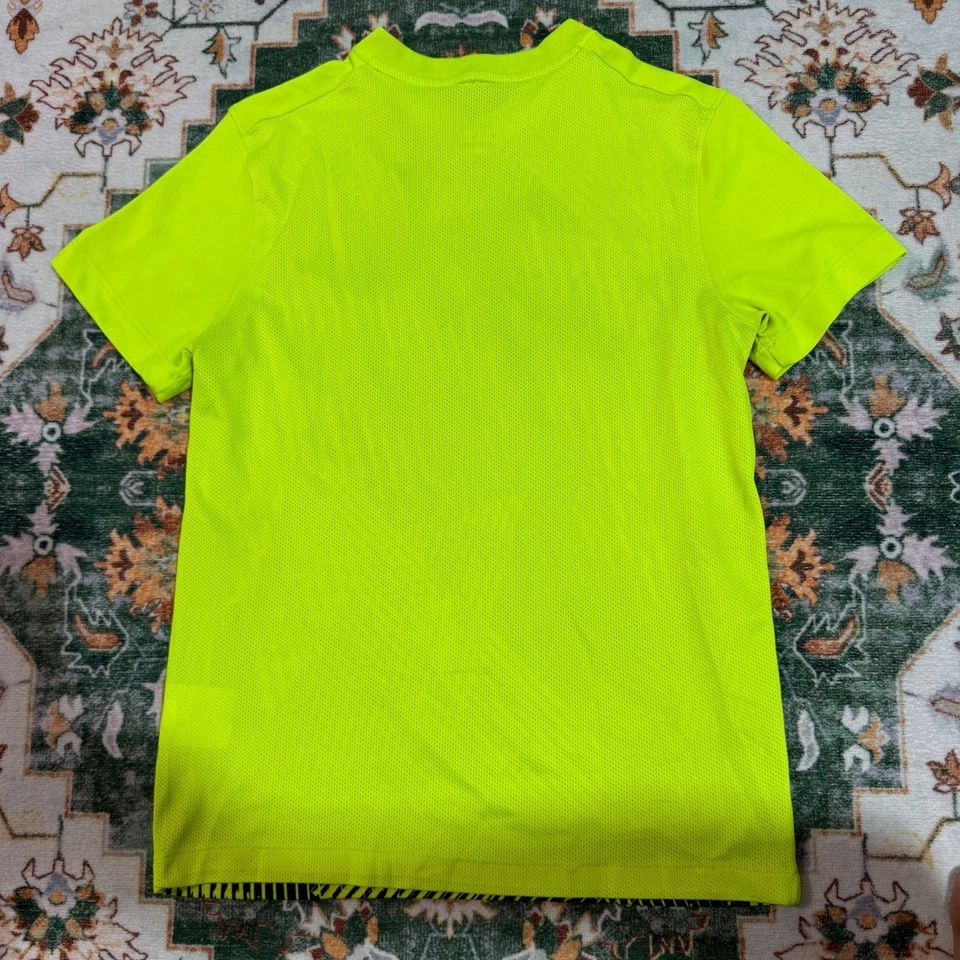 Camiseta deportiva para mujer Nike Dri-FIT PRPL RS verde neón negra Foto 2 de 4