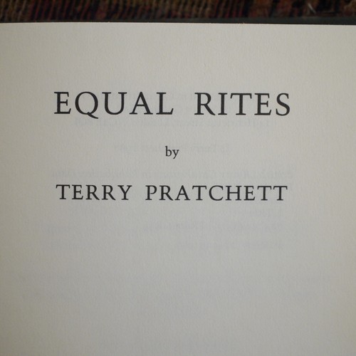 * Rare * Equal Rites By Terry Pratchett First UK Edition 1st Impression 1987 - Imagen 4 de 9