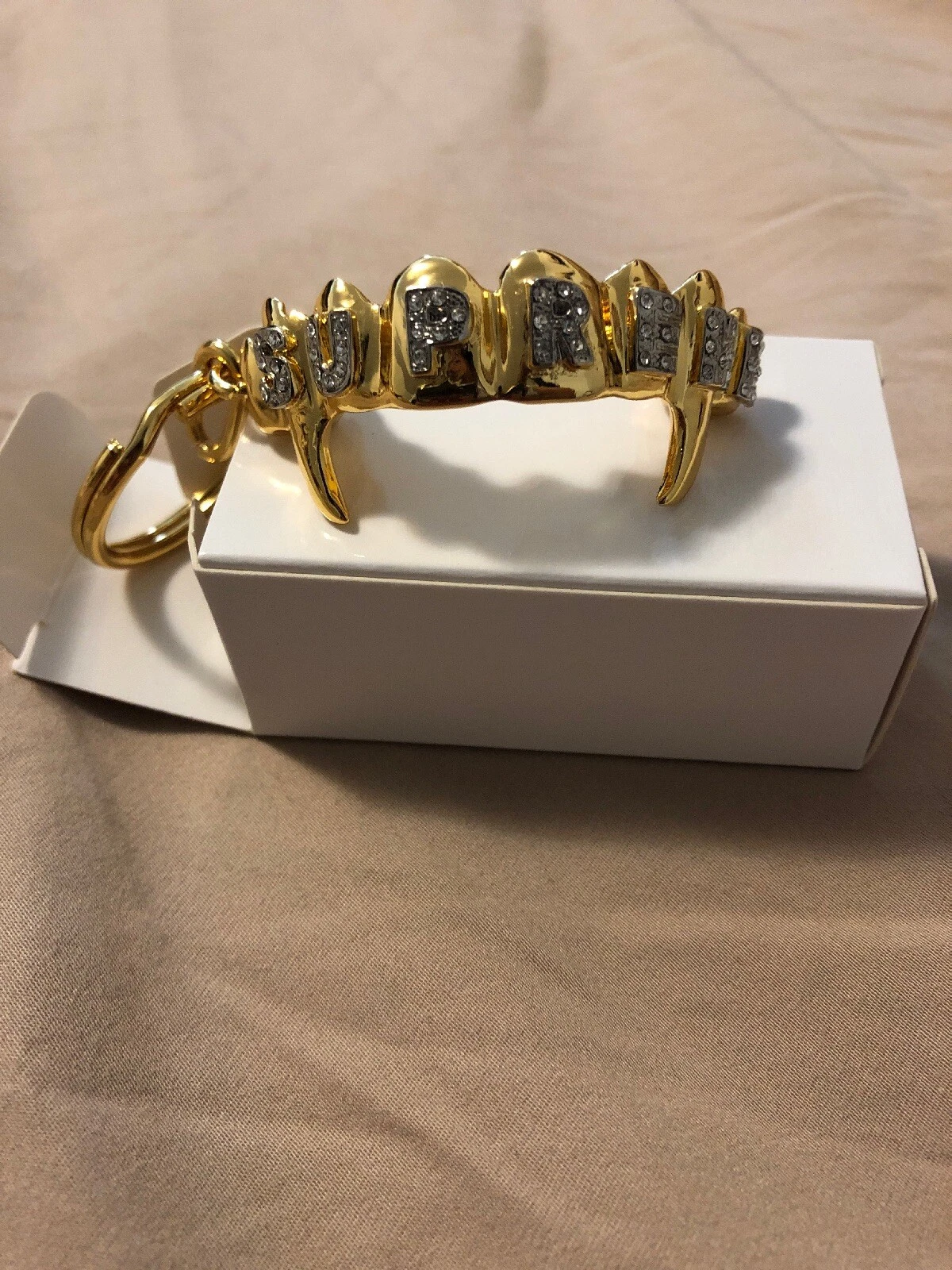 Porte clés Supreme Fronts plaqué or 24 carats épuisé confirmé wk12 Ss19