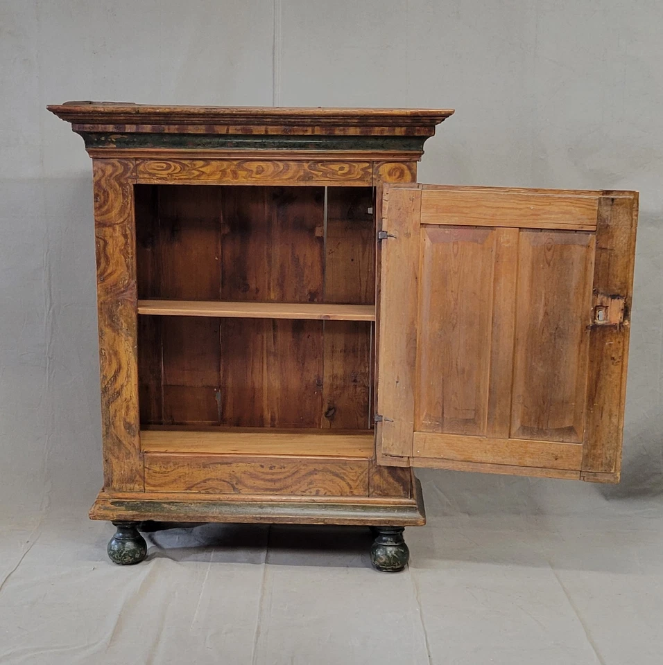 Antiguo armario de pino austriaco con pintura Bois sintética original y detalles florales Foto 3 de 4