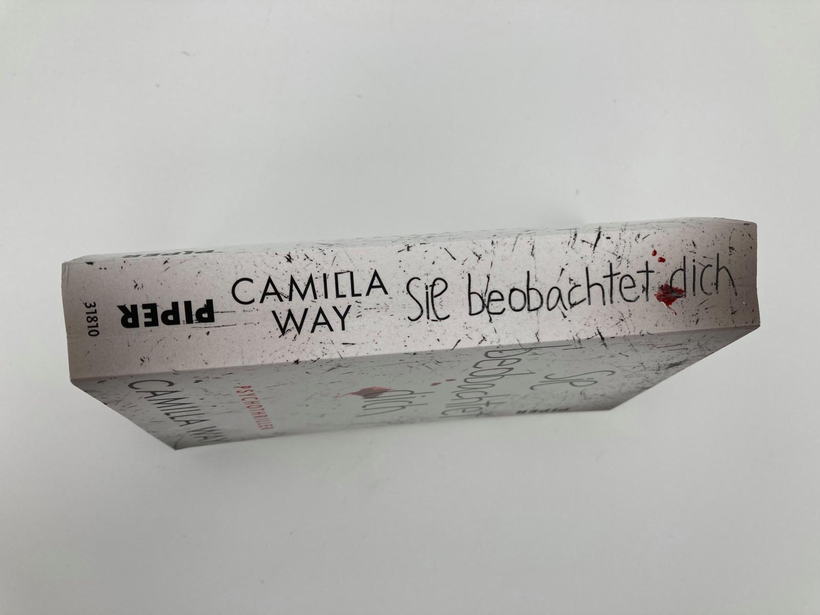 Thumbnail - Sie Beobachtet Dich, Camilla Way