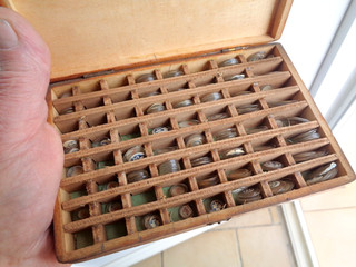 Lot petit verre minéral de montre ancien stock d'horloger environ 240 en coffret