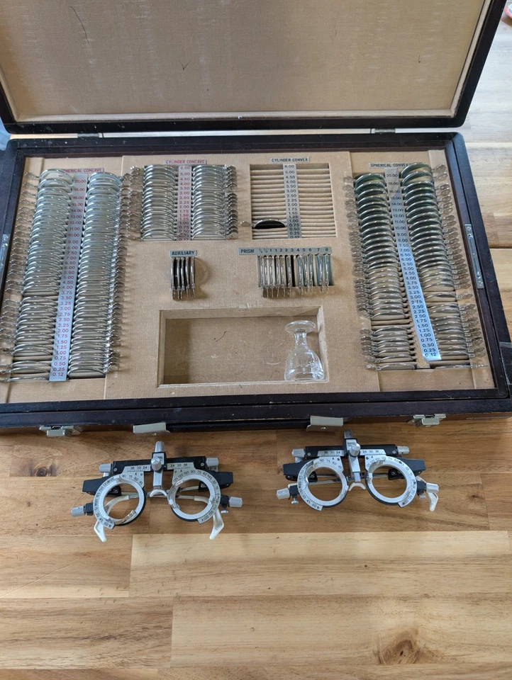 Juego de lentes de prueba optometrista vintage en estuche de madera con marcos, ver fotos Foto 2 de 4