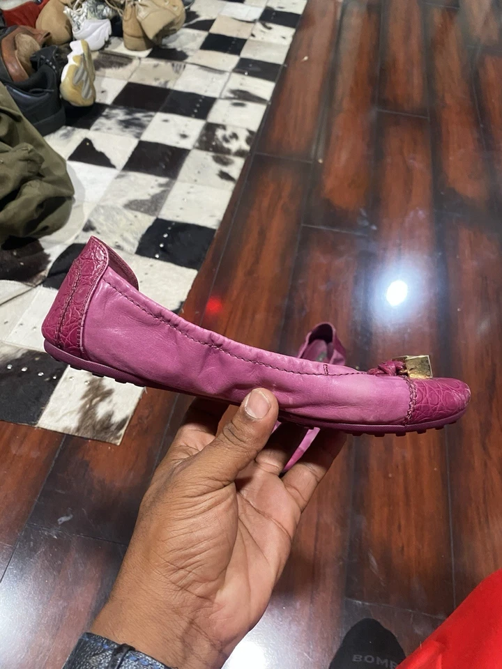 Zapatos bailarina Louis Vuitton de cuero en relieve de cocodrilo Foto 3 de 4