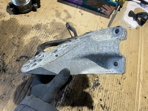 PORSCHE Cayenne 92A 2012y 3.0D Engine Mount Bracket Right 7L6199308D - Picture 7 of 7