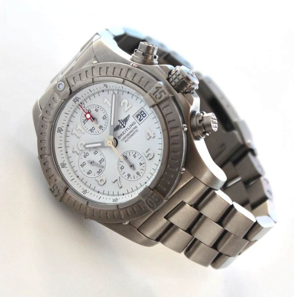 BREITLING часы E13360 хронограф AVENGER 44 мм, автоматический, белый циферблат, титан, WOW - Изображение 2 из 4