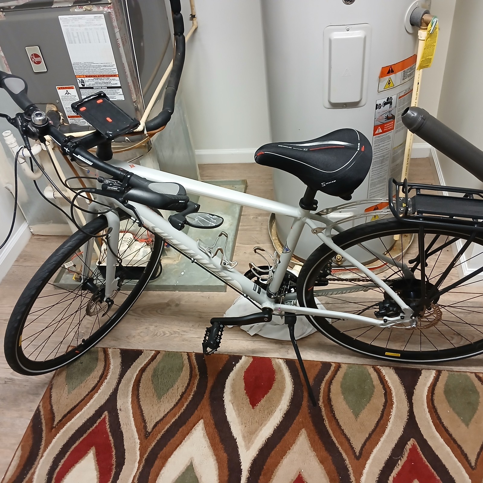 Specialized Hybrid Bike, 700C Wheels, 24 Speed, Hydraulic Disc Brakes, Rear Rack