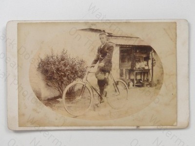Junger Mann Radfahrer Fahrrad Outdoor Portrait viktorianisch CDV Foto um 1890