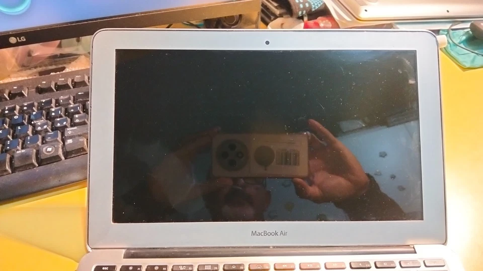 Apple MacBook Air 11” A1370 EMC2471 NON FUNZIONANTE per ricambi SSD 500GB - Immagine 3 di 4