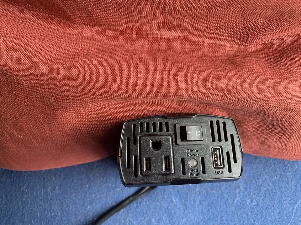 CyberPower PowerTrip 240 - Inversor de potencia. Negro. Foto 2 de 3