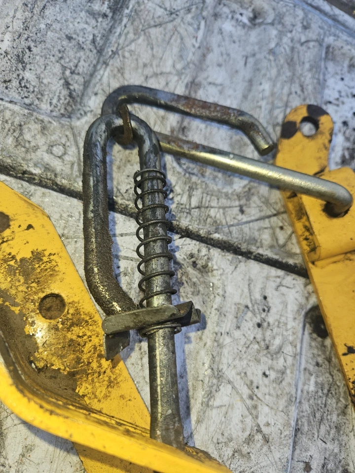 Cub Cadet 3000 Series Deck Lift Arms 3100 3225 3240 3235 3206 3204 3205 3208 - Image 2 of 2