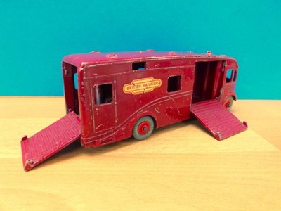 DINKY TOYS No. 581 HORSE BOX LORRY ''BRITISH RAILWAYS'' EXPRESS HIRE SERVICE