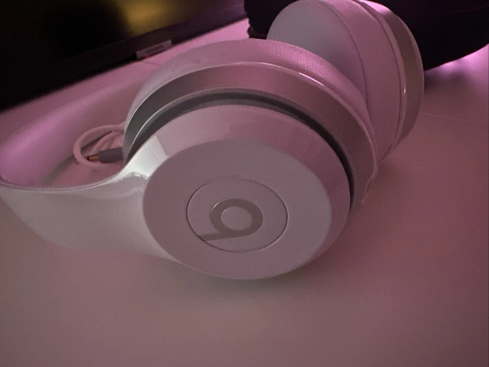 Beats by Dr. Dre Solo HD Folding Headband Headphones - White With Cable + Case., photo 3 of 5