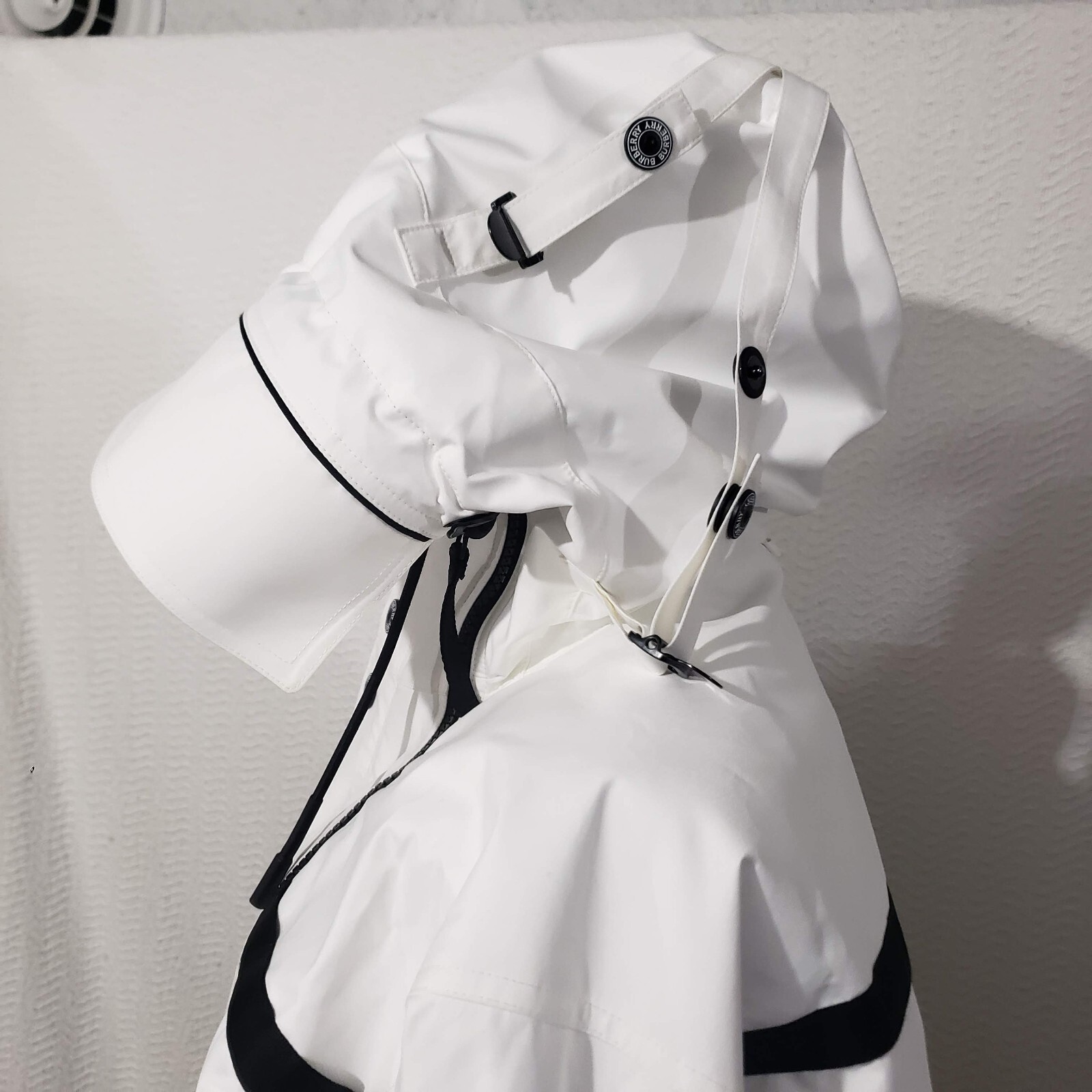 Luxury BURBERRY  Italy Globe Graphic Reconstructed Optic White/Black Jacket 50 image 10