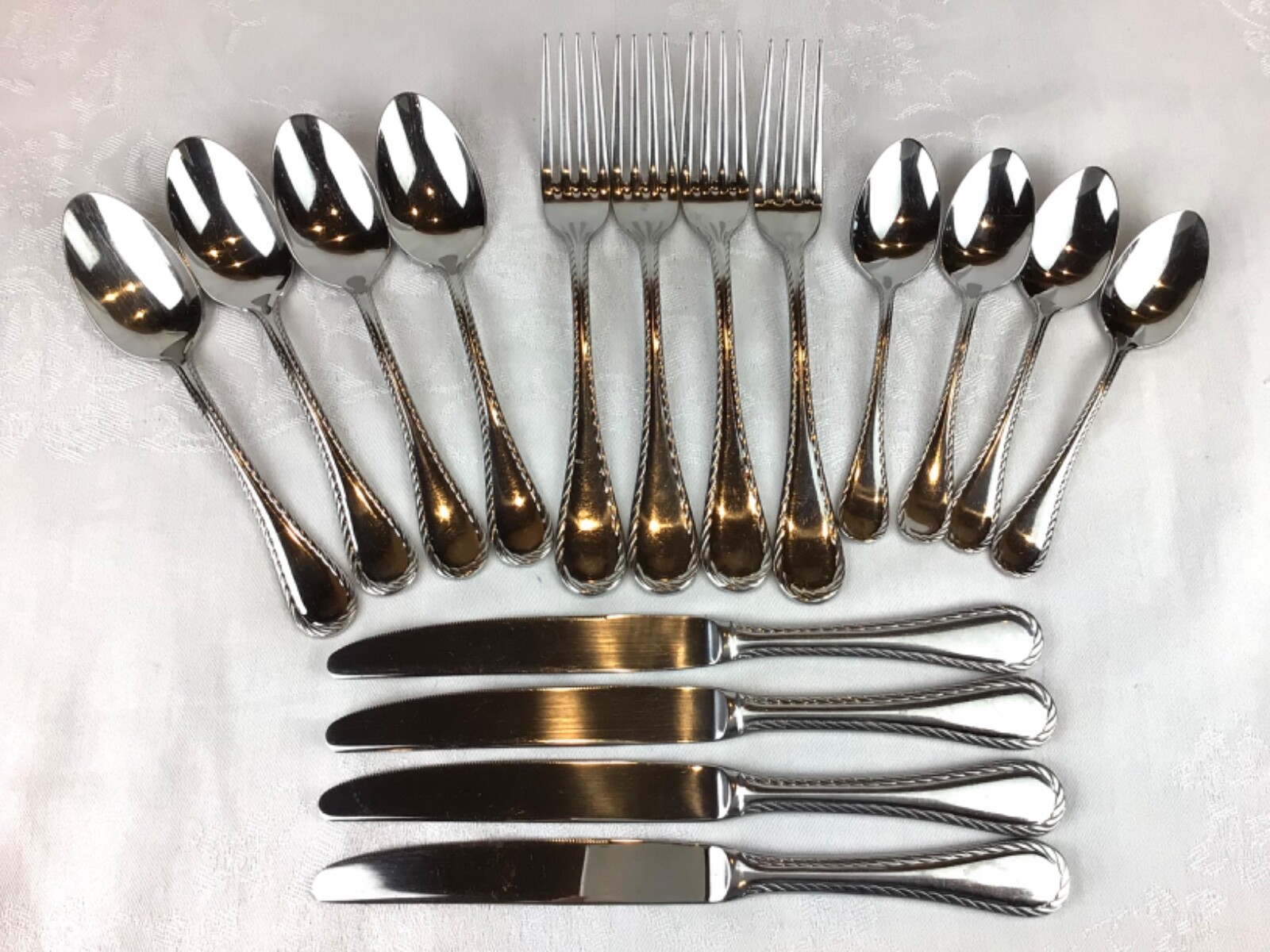 Oneida Lyons Belmont 16 piece Lot Knives Spoons Forks (Indented Tines